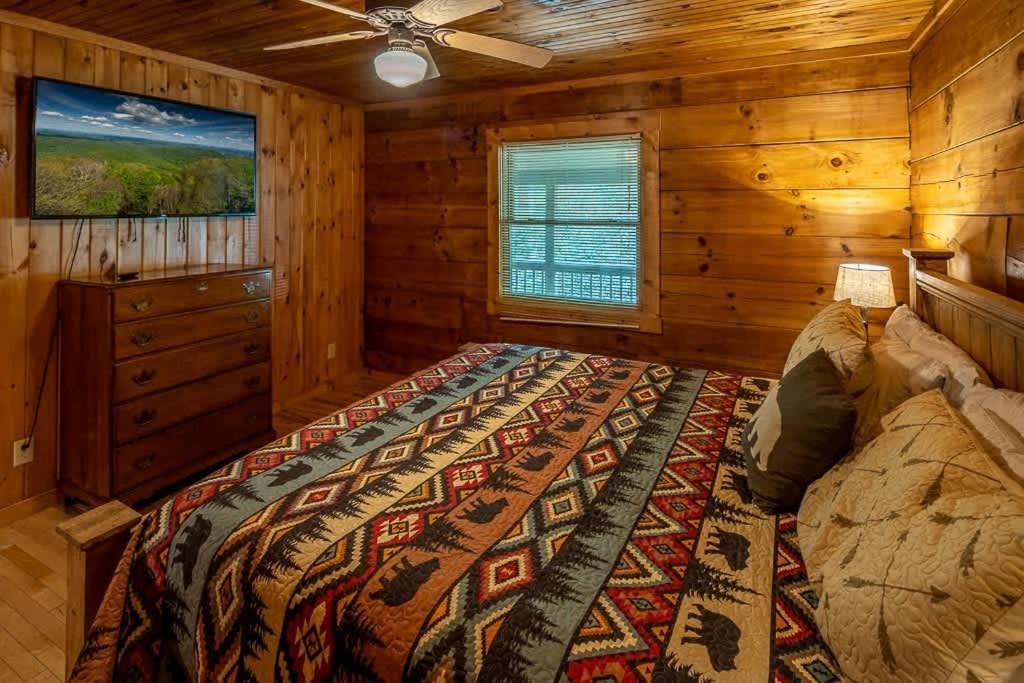 Cozy 'grey Fox' Between Boone & *