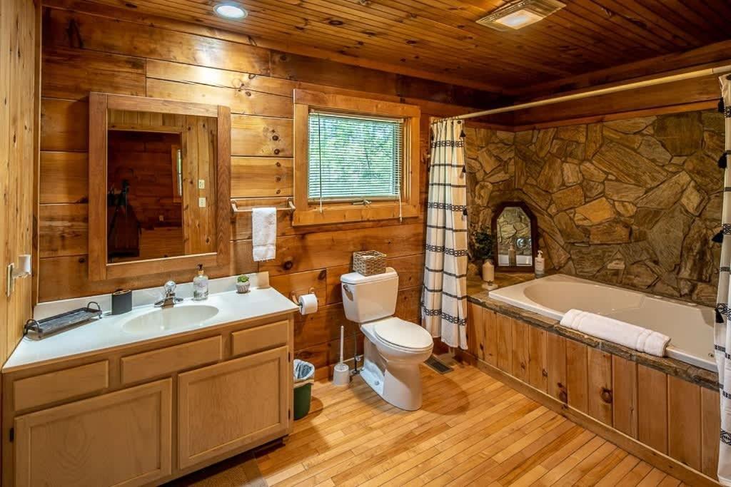 Cozy 'grey Fox' Between Boone &