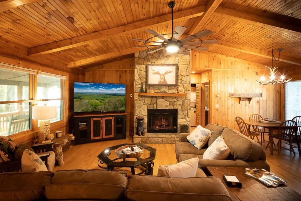 Cozy 'grey Fox' Between Boone & *